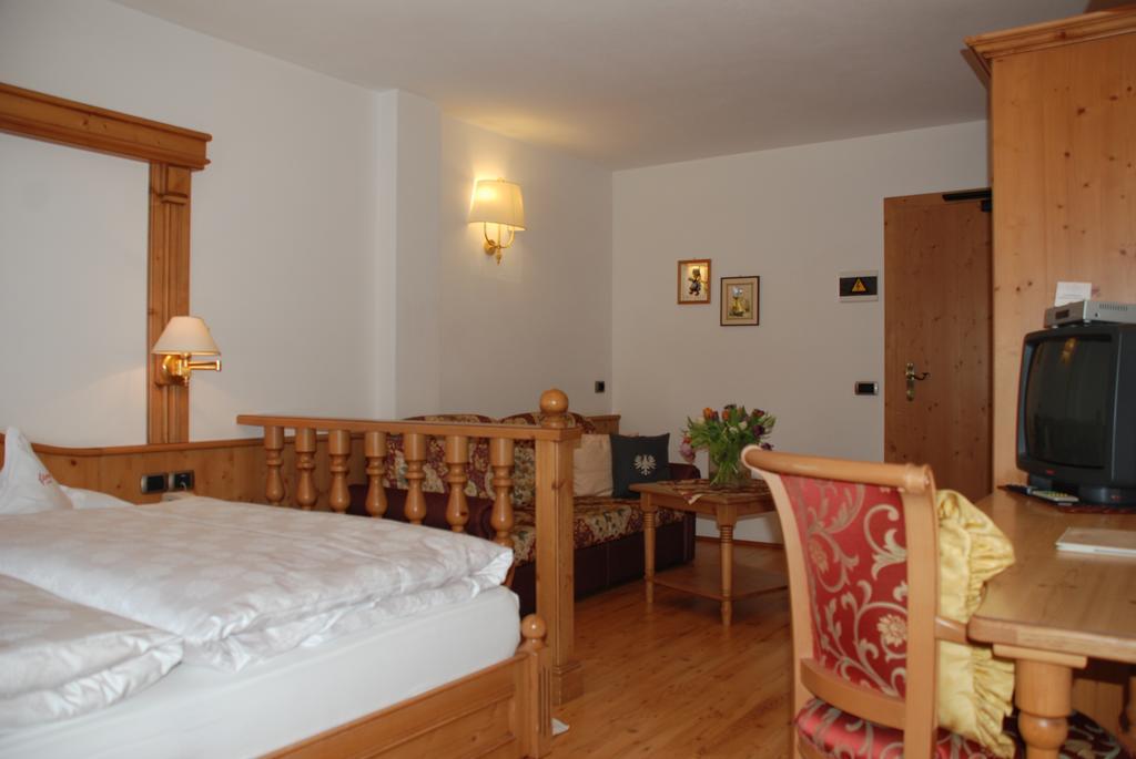 Hotel Flora Сельва-ді-Валь-Гардена Номер фото