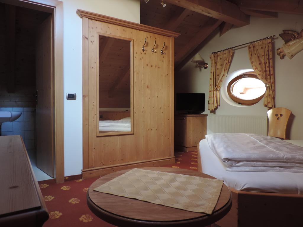 Hotel Flora Сельва-ді-Валь-Гардена Номер фото